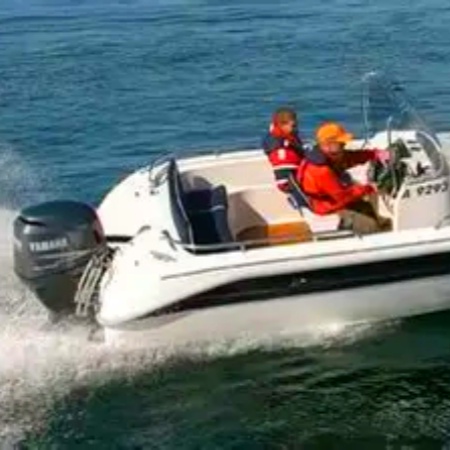 Barcos de servicio en puerto deportivo