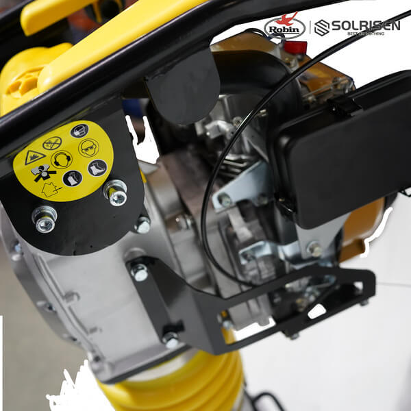 Robin-gasolina-apisonadora-rm85-detalle-del-motor